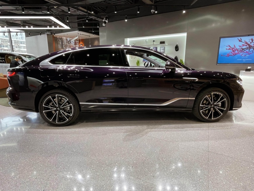探店岚图追光PHEV：1260km续航+超宽空间 不到27万选它值得吗