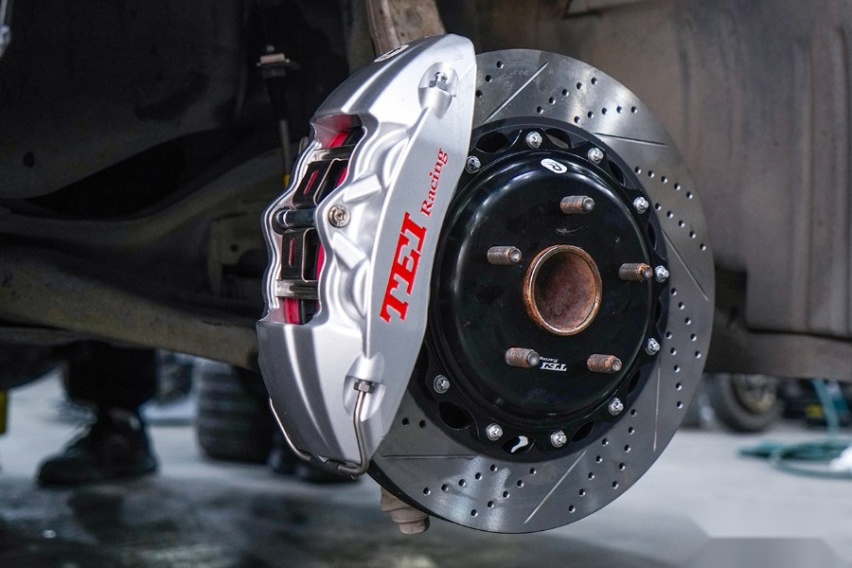 丰田皇冠改装TEI Racing P40NS大四活塞刹车卡钳