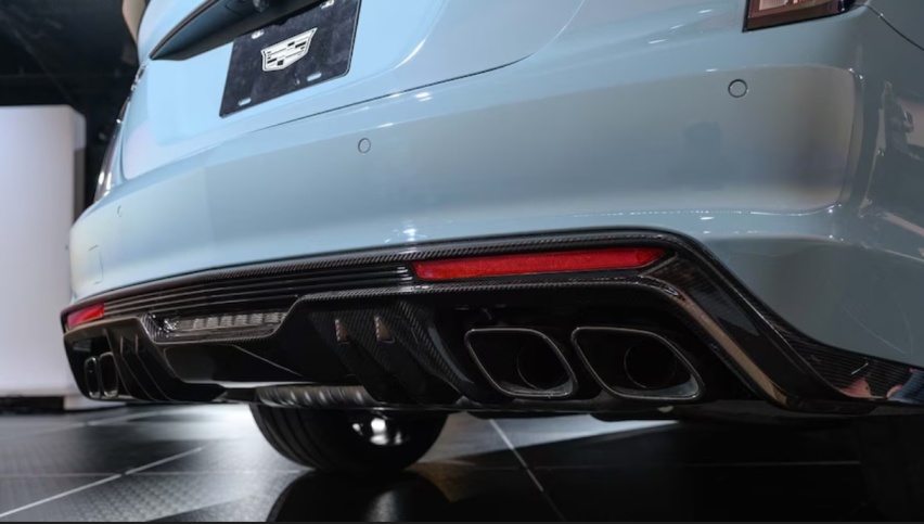 2025款凯迪拉克CT5-V黑翼，车速可达321km/h的轿车，钛合金