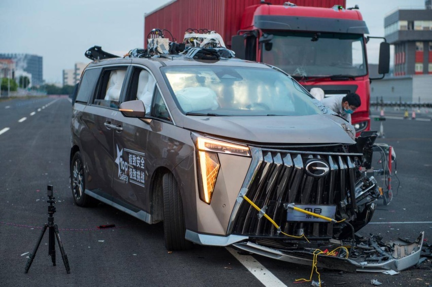 什么样的MPV才足够安全？M8宗师以货车“前后夹击”给出答案