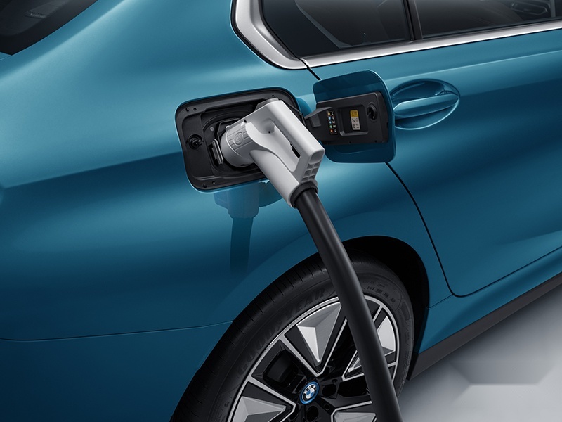 20.全新BMW i3_海岸蓝_后充电插口（充电枪插上充电状态）.jpg