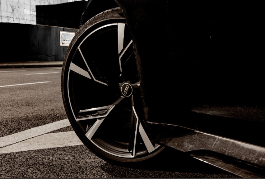 试驾｜奥迪RS6 Avant，“又纯又欲”的黑武士，性能和实用都有了