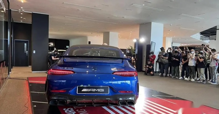 这台AMG GT63的重点在于动力，4.0T双涡轮加电动机强动力