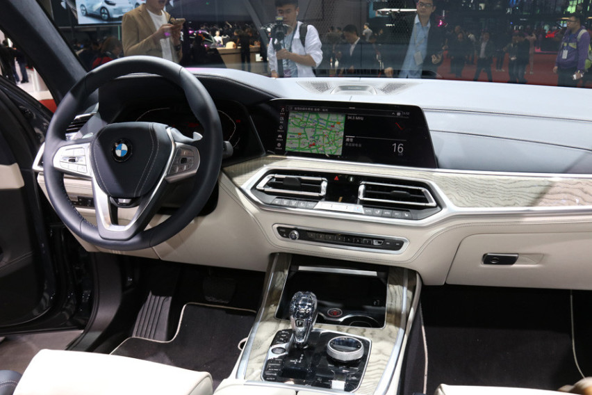 【上海车展】视频解读BMW X7 家族旗舰SUV宝座的新主人