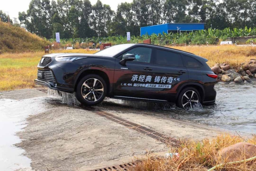 操控有惊喜 越野能力有提升 场地试驾皇冠陆放！