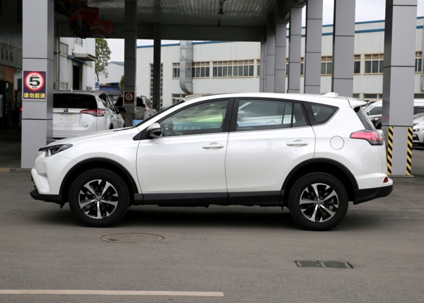 老款荣放RAV4，轴距2660mm，2.0L自吸配合CVT