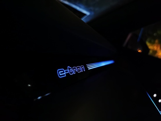 我一身价八位数的人，试驾奥迪 e-tron