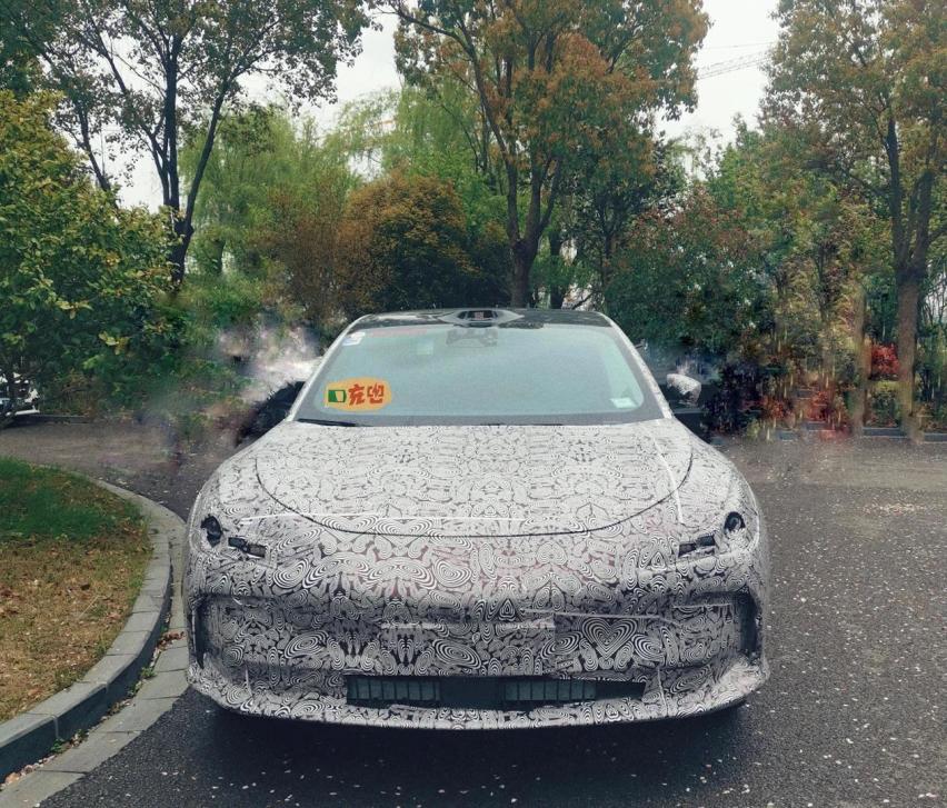纯电中型轿车 疑似智己L5路试谍照曝光