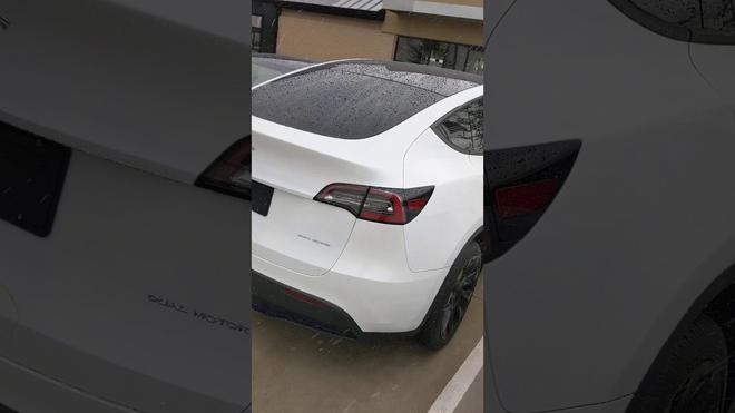 特斯拉Model Y设计缺陷曝光 后舱盖频出凹陷
