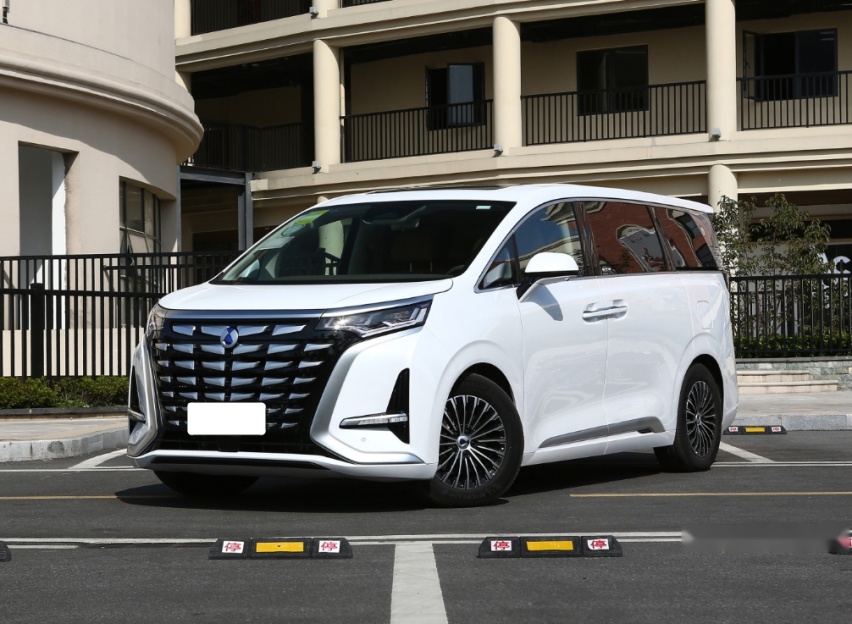 比亚迪高端化成功，竞争埃尔法，长5250mm续航620km，月销量过万