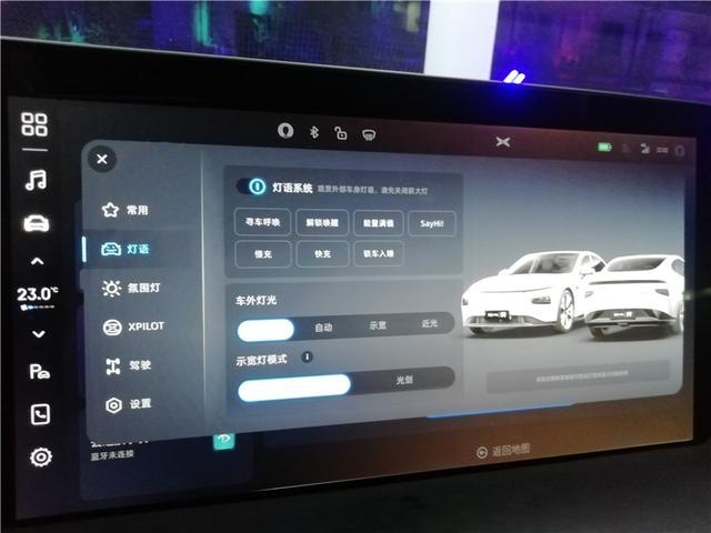 零距离体验小鹏P7：无框车门、玻璃车顶很酷，灯语效果令人震撼