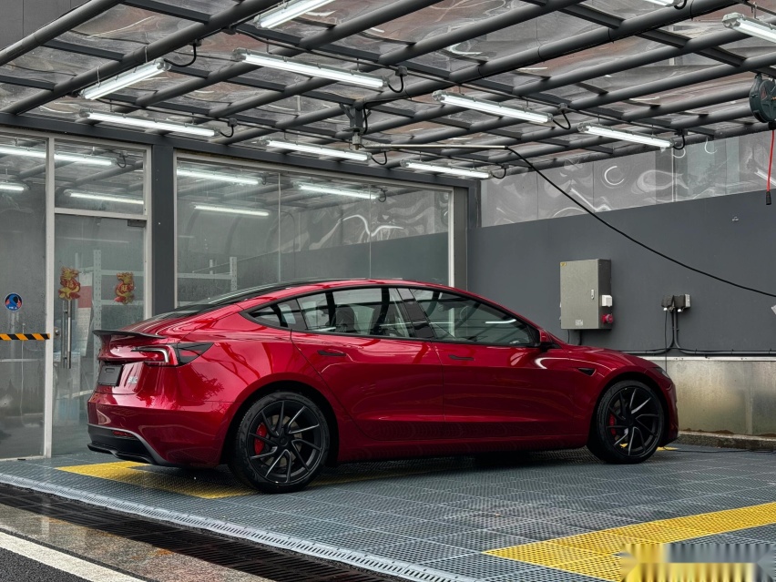 特斯拉Model 3高性能版到店，增碳纤维饰件，配460马力+赛道模式