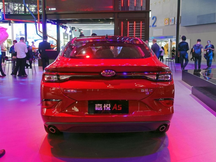 又一款掀背轿车，后备厢是亮点，江淮嘉悦A5正式上市