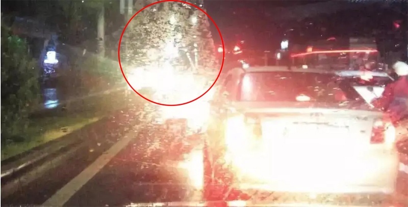 下雨晚上开车，前挡玻璃有层油膜，看不清楚也洗不干净，怎么办？