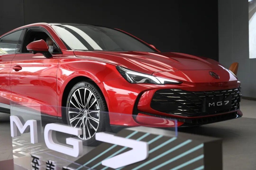 2.0T 261匹 405牛，中型车还带电动尾翼！实拍全新MG7