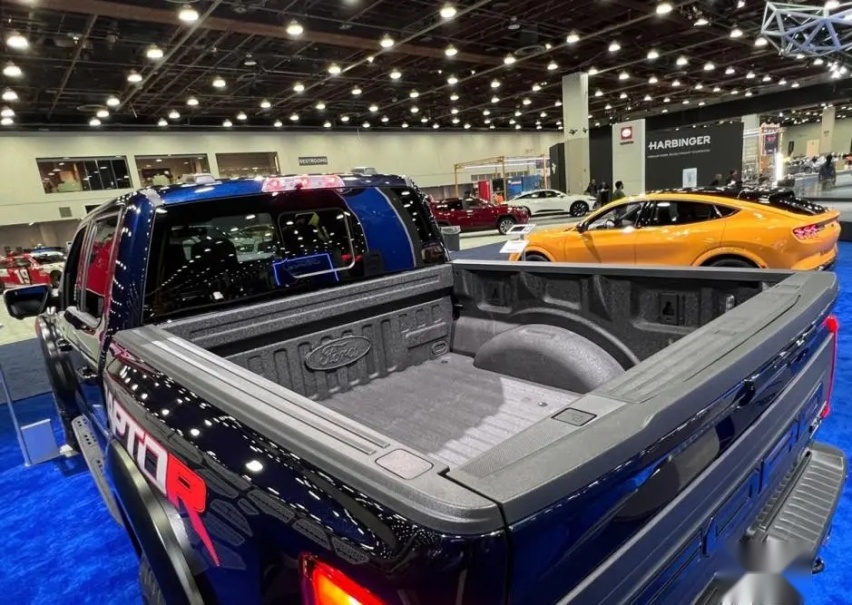 福特F-150猛禽R，配5.2L V8发动机，适合重度越野