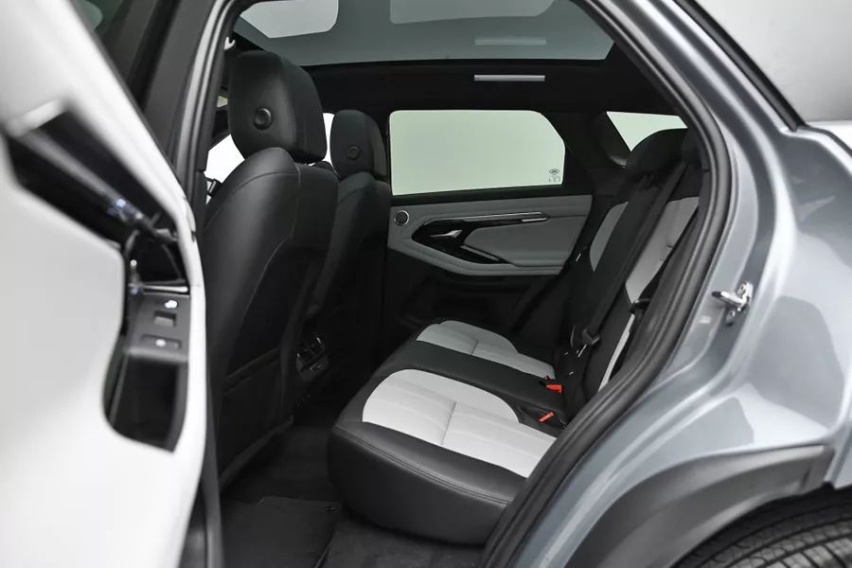 同属豪华中型SUV，全新路虎揽胜极光对比宝马X3，谁更值得买