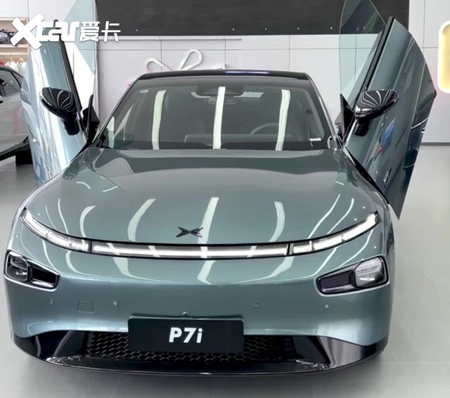 小鹏p7i鹏翼版到店,星际绿色很时尚,升级8155芯片,标配电吸门