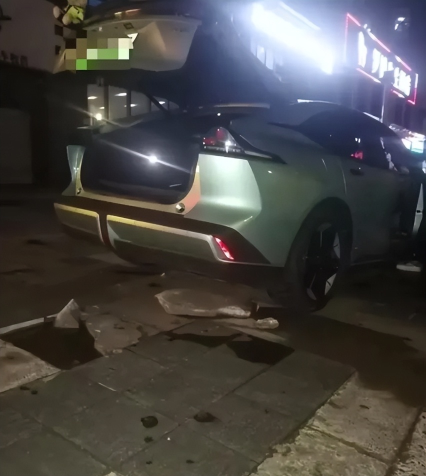 电车自熄神操作！深蓝SL03遭遇路面突况，底盘起火20秒熄灭