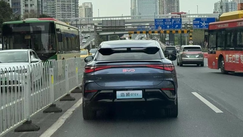 比亚迪海狮07 EV现身街头，大过Model Y，配530马力+云辇