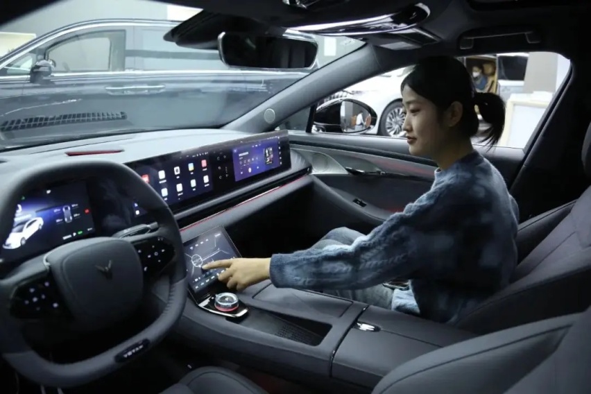 探店“新行政电动旗舰”岚图追光PHEV，车长超5米，轴距达3米