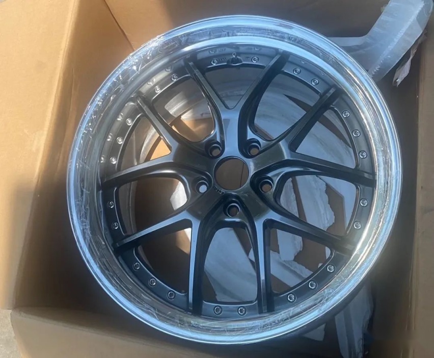气动加持的姿态风蔚来ET5，趴在地上的瞬间就很