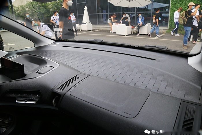 新宝骏E300实拍体验：科幻的外观，厉害的牌子，你买吗？