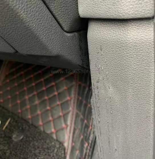 坦克300车内B柱出现水珠  疑似天窗漏水