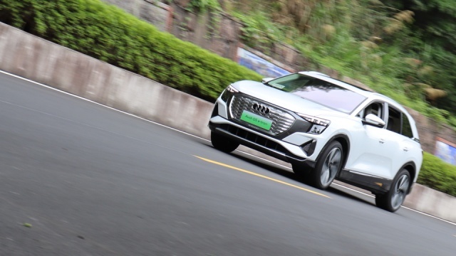 近5米的SUV，开着却像性能车？试驾奥迪Q5 e-tron