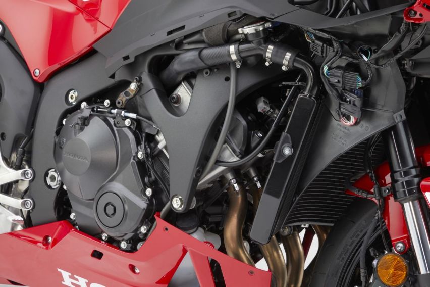 水冷四缸121马力动力充沛，本田2021款CBR60RR