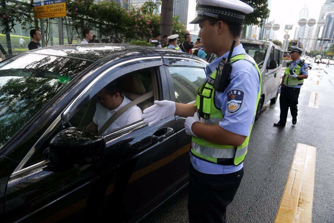 闯红灯一下6分没了驾驶本真不够扣，交警通知：驾驶证也能加分了