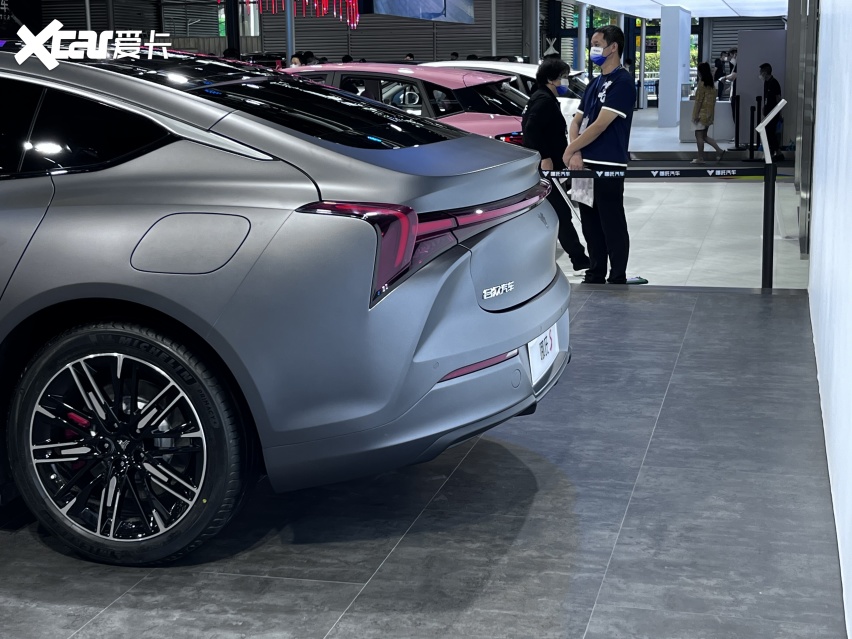 哪吒S亮相粤港澳车展，车长近5米，3.9s破百，可续航1100km