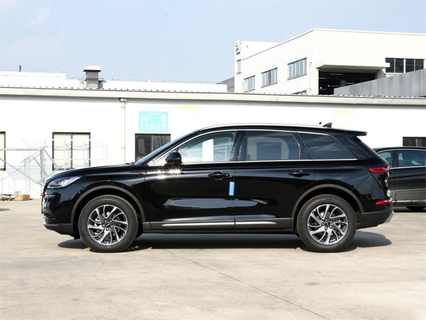 冒险家尊享版PK凯迪拉克XT4豪华型，谁更胜一筹？