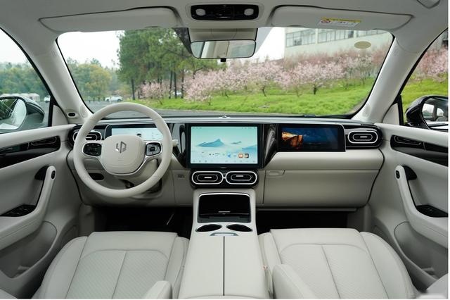 零跑C11 PK宋PLUS EV：豪华与智能竟可兼得？