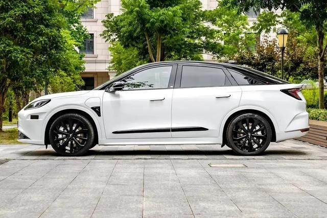 近看像轿车，视野像SUV，性能像跑车？它就是极狐阿尔法S