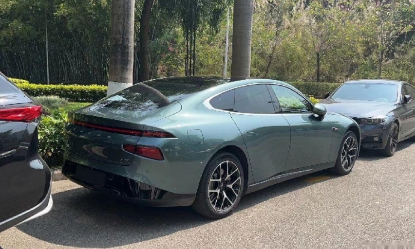 新款小鹏P7现身，墨绿涂装更运动，白色内饰更高级，续航700km？