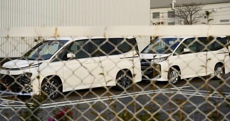 丰田Voxy实车曝光 电动侧滑门+1.8L插混 定位入门MPV