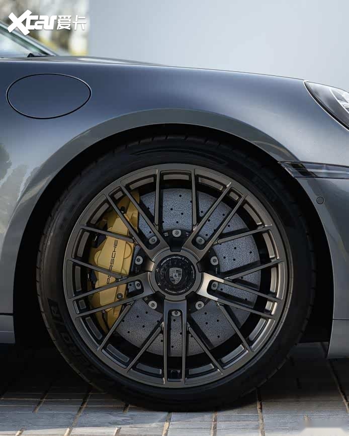 倍耐力为新款保时捷 911 Turbo S打造量身定制版本