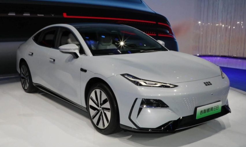 2024款银河E8，一体式硼钢门环，标配45英寸屏幕