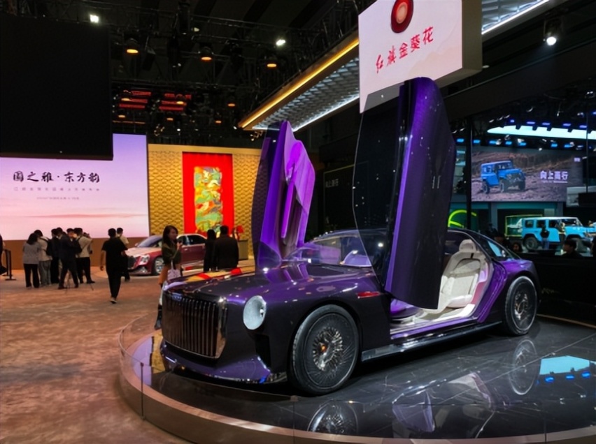 中国首款超豪华行政轿车——红旗金葵花国雅上市，售140万元起