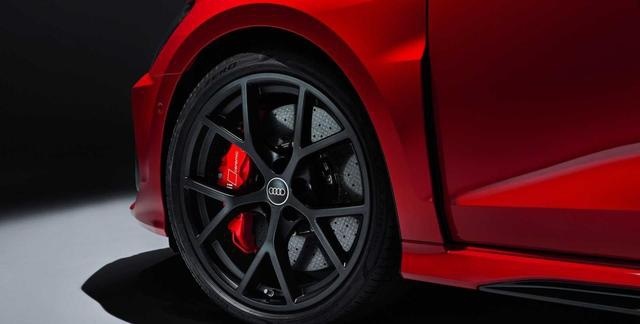 3.8秒破百，搭2.5T 5缸发动机，全新一代奥迪RS 3官图发布