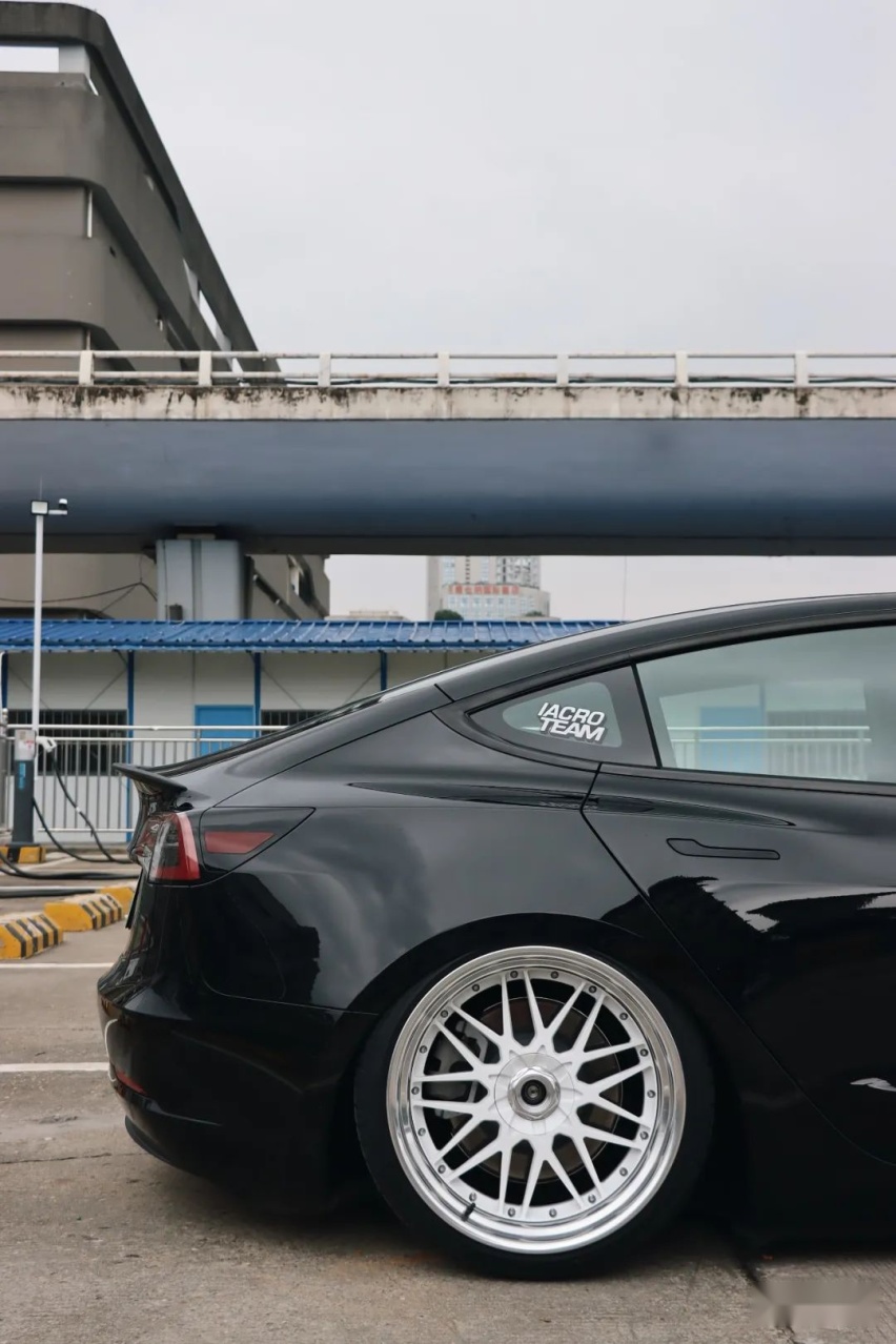 购入特斯拉Model 3玩姿态改装，只因油价涨了两毛钱