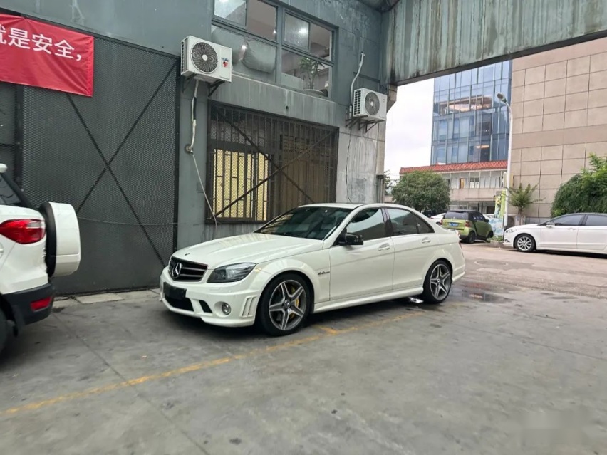 变身成安全车的奔驰AMG C63，这下真是玩出了自己的风格