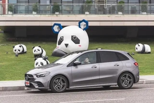 试驾奔驰B260：你眼中的「奶爸车」，其实是台「小钢炮」