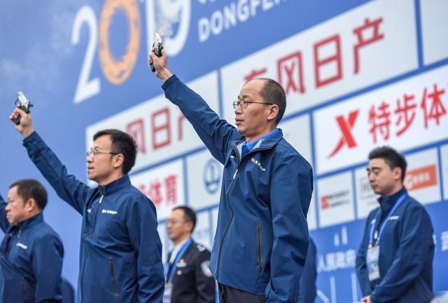 超变擎领势先行！东风日产成都马拉松开跑，3万跑友赛场挥洒激情