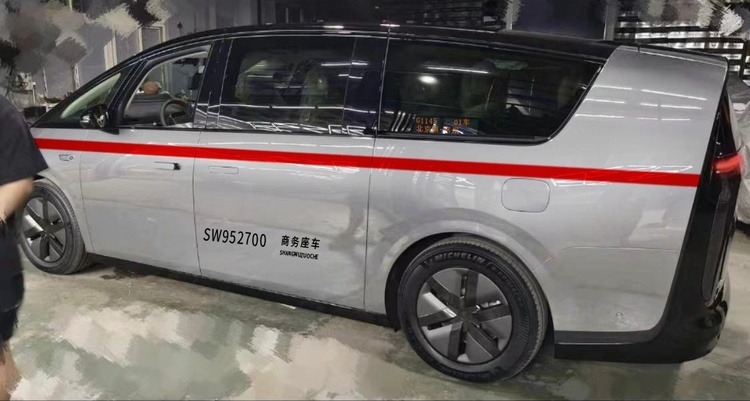 理想纯电MPV MEGA 官图曝光，各位老板这设计你受得了吗？