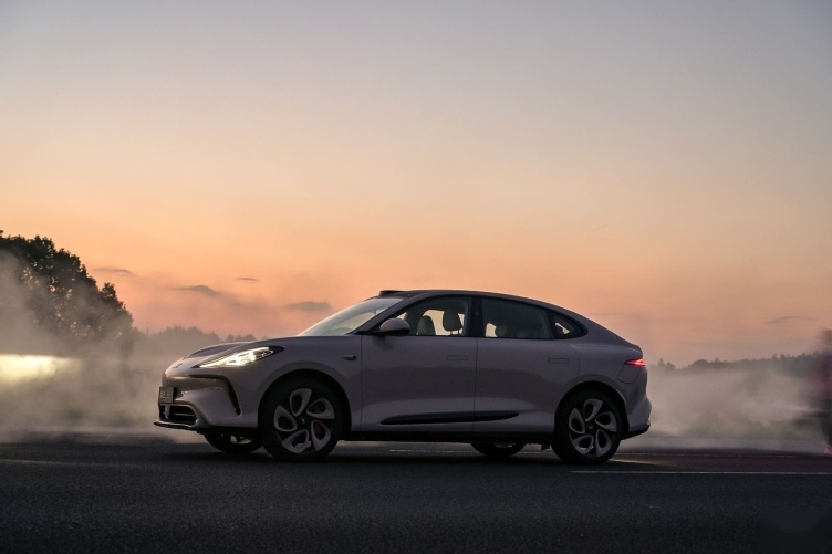 黑马实锤！“超级爆品”智己LS6登顶“中大型纯电SUV”销冠