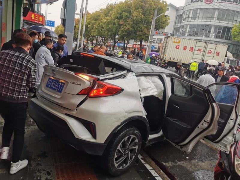 苏州奕泽追尾思域事件，说明什么问题？网友：中保研果然没被充值