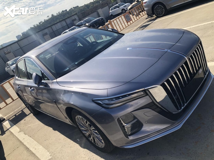 全新一代红旗h5在外观设计上比老款车型更加精致,大气,其整体造型和