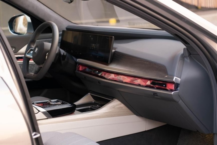 拒绝“墨守成规”，创新纯电动BMW i7又突破了哪些想象？